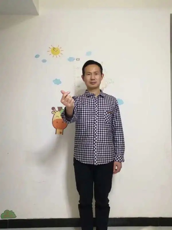 隔空照丨那个不让记者播自己姓名的90后，和妈妈同框啦！