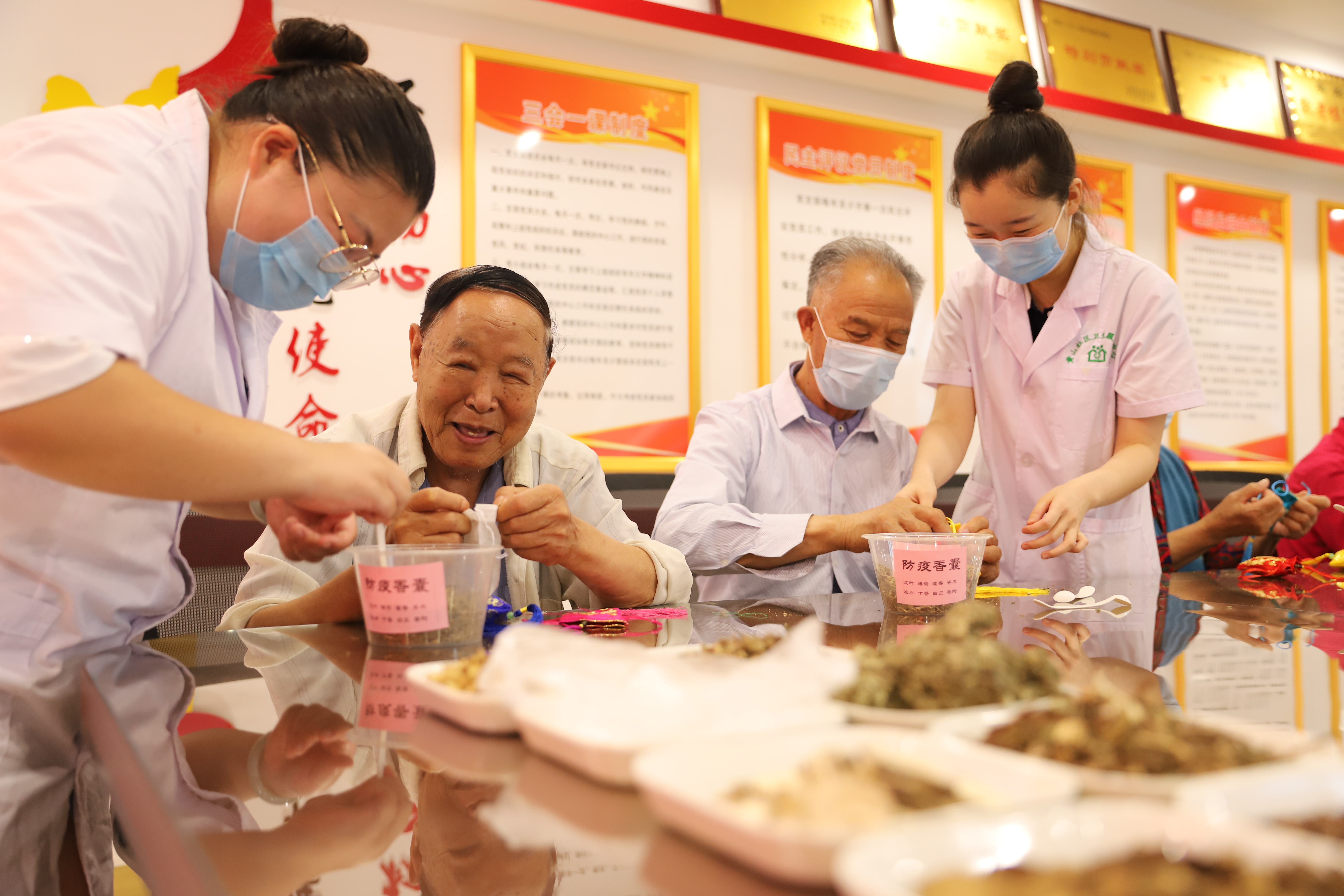 组图︱量血压、测血糖、做香囊……这里老人们喜迎端午节
