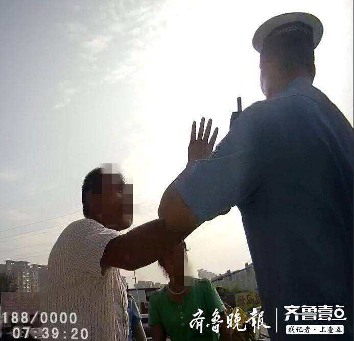 烟台一男子无证驾车被查 一时激动挖出“眼球”吓交警