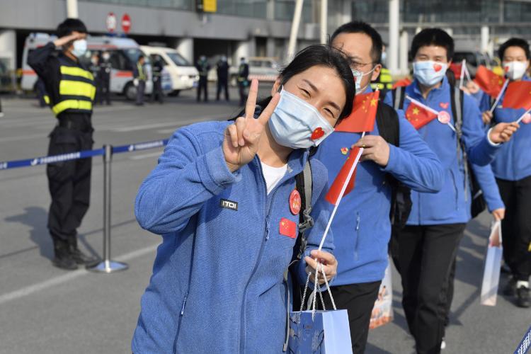 “欢迎回家！”山东最后一批援助湖北医疗队乘包机安全抵达济南