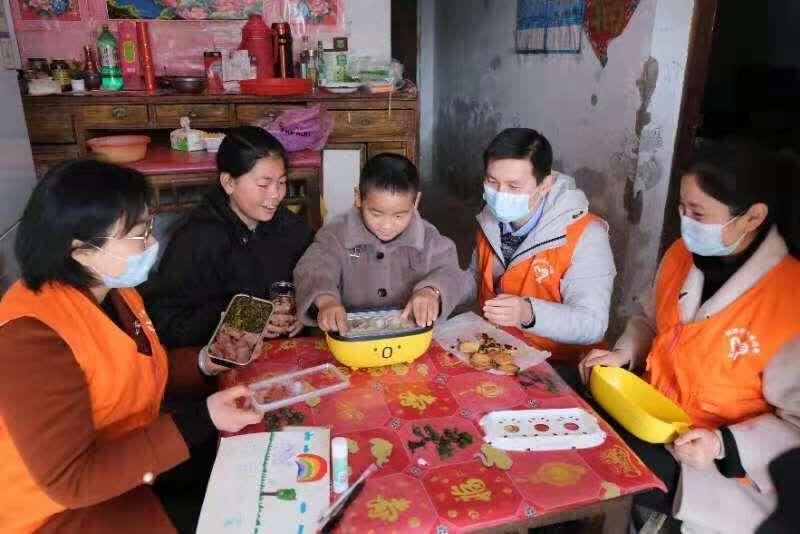 跨越440公里 铁路青年志愿者为留守儿童传递“爱心饭盒”