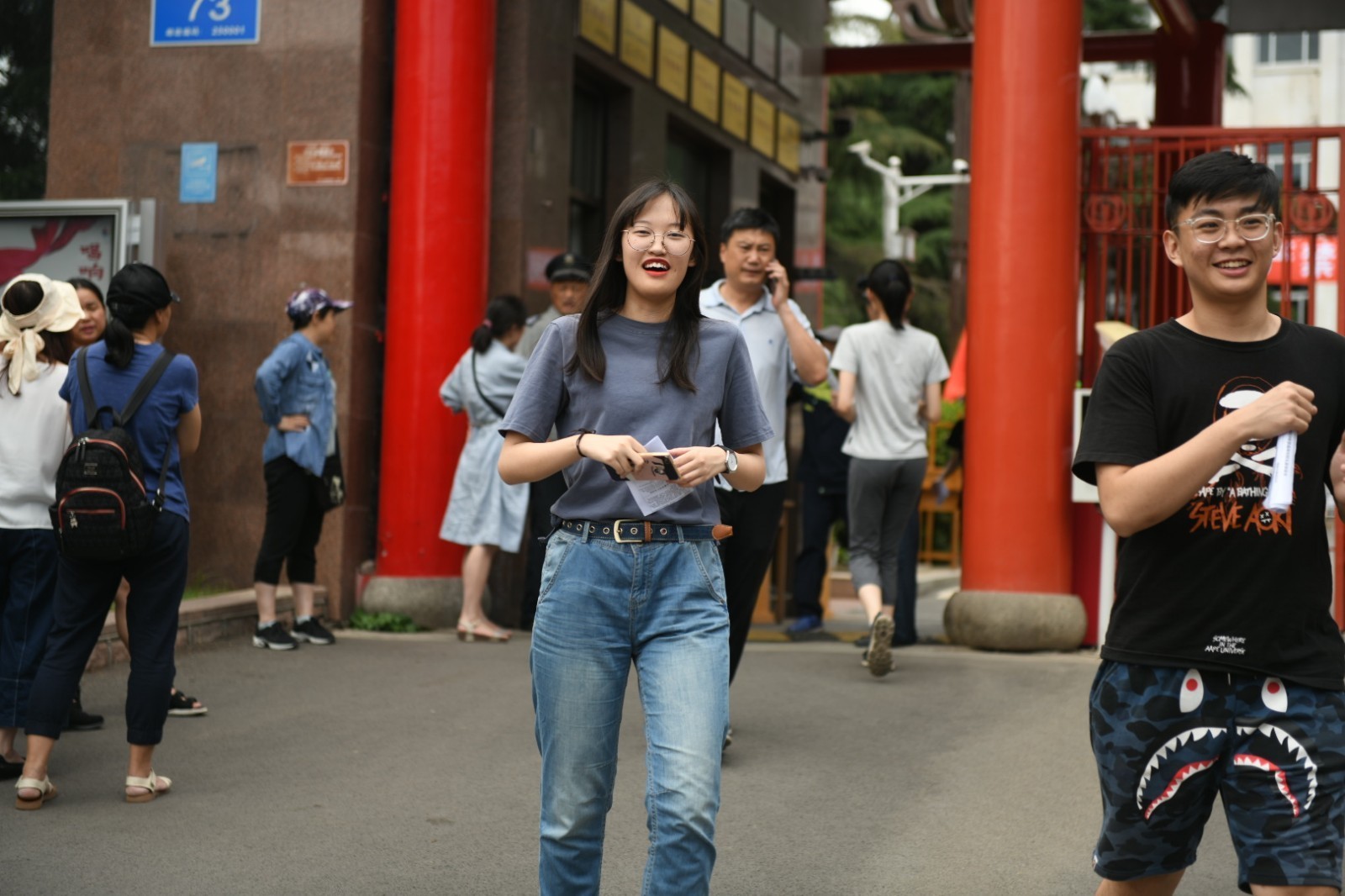 高考表情：微笑+拥抱