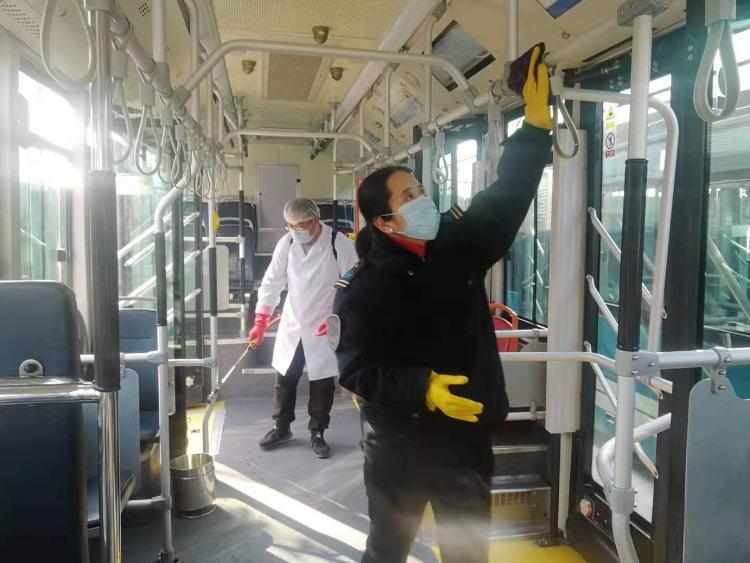 公交制服就是他们的“情侣装”疫情当前，他们是夫妻更是“战友”