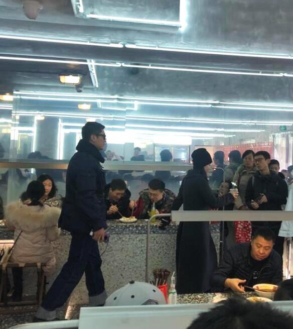 杜江霍思燕夫妇现身网红面馆就餐，低调排队被赞接地气