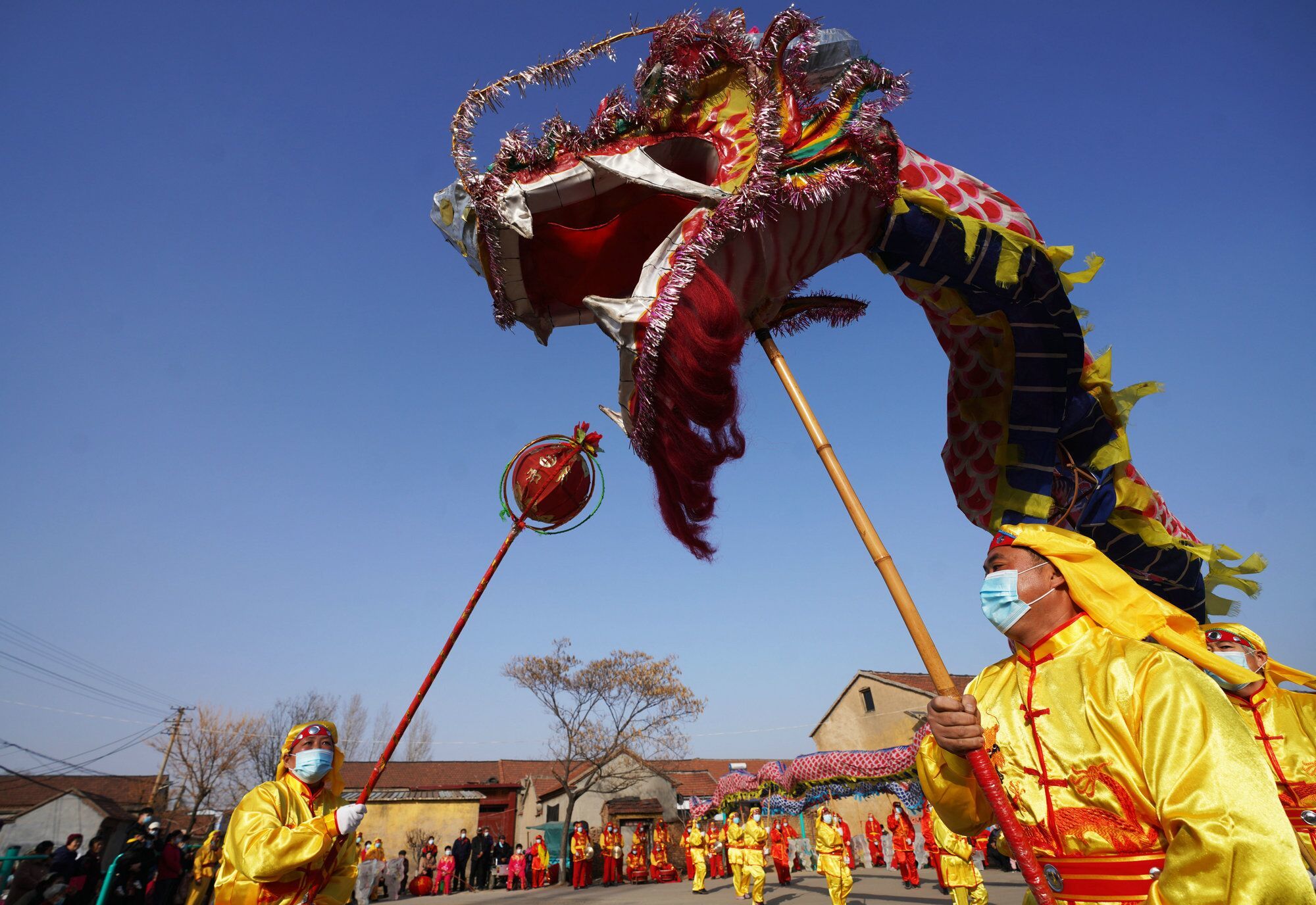 组图丨舞龙舞狮戏金牛，欢欢喜喜过大年