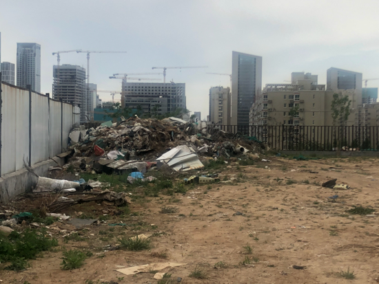 【啄木鸟在行动】奥体中路与坤顺路交叉口东侧大片山体裸露