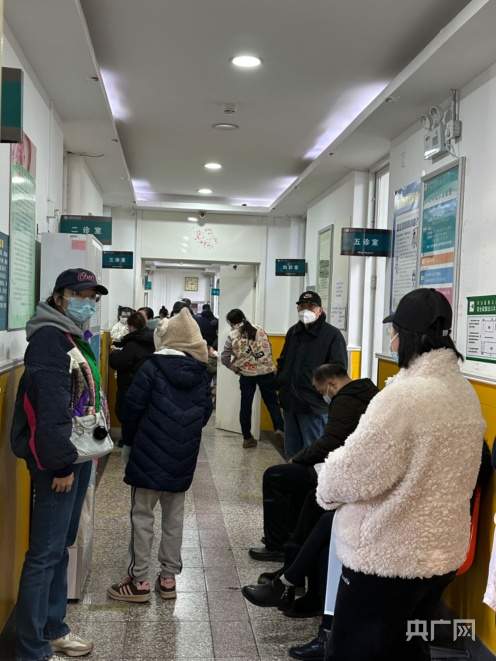 儿童咳嗽发烧扎堆大医院 记者实探社区医院:挂号、抽血、拿药全程不到一小时