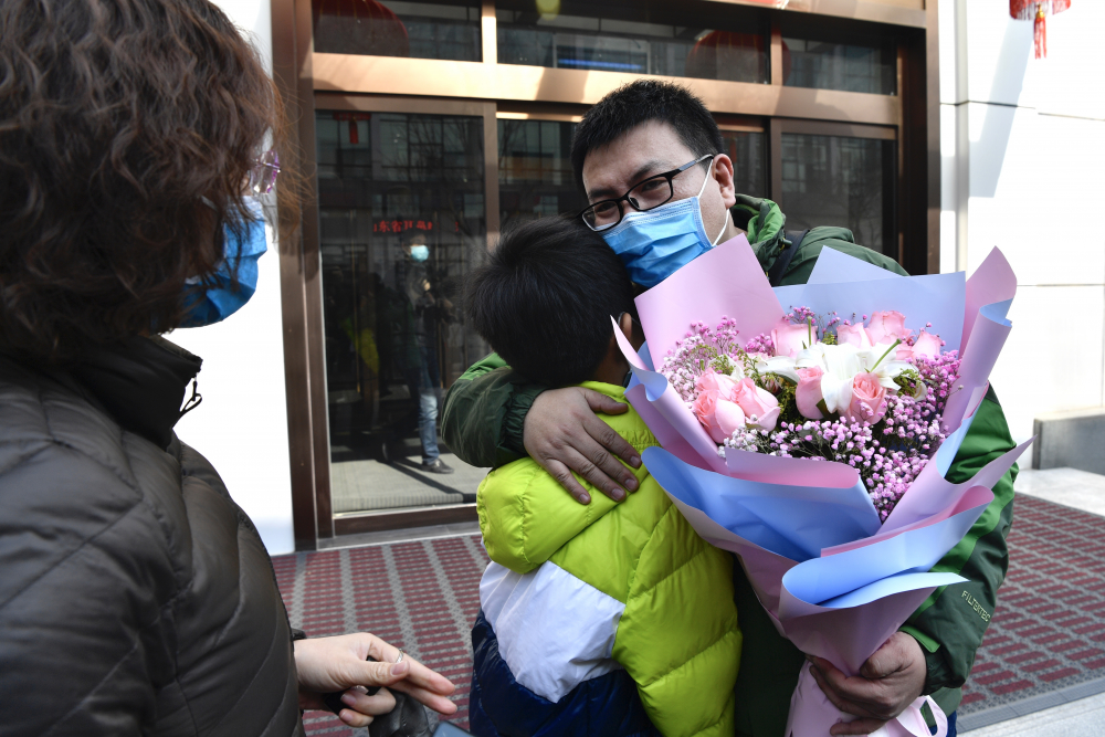         影像力｜儿子送医生爸爸去武汉：希望爸爸尽可能多地救治病人，一定要保护好自己