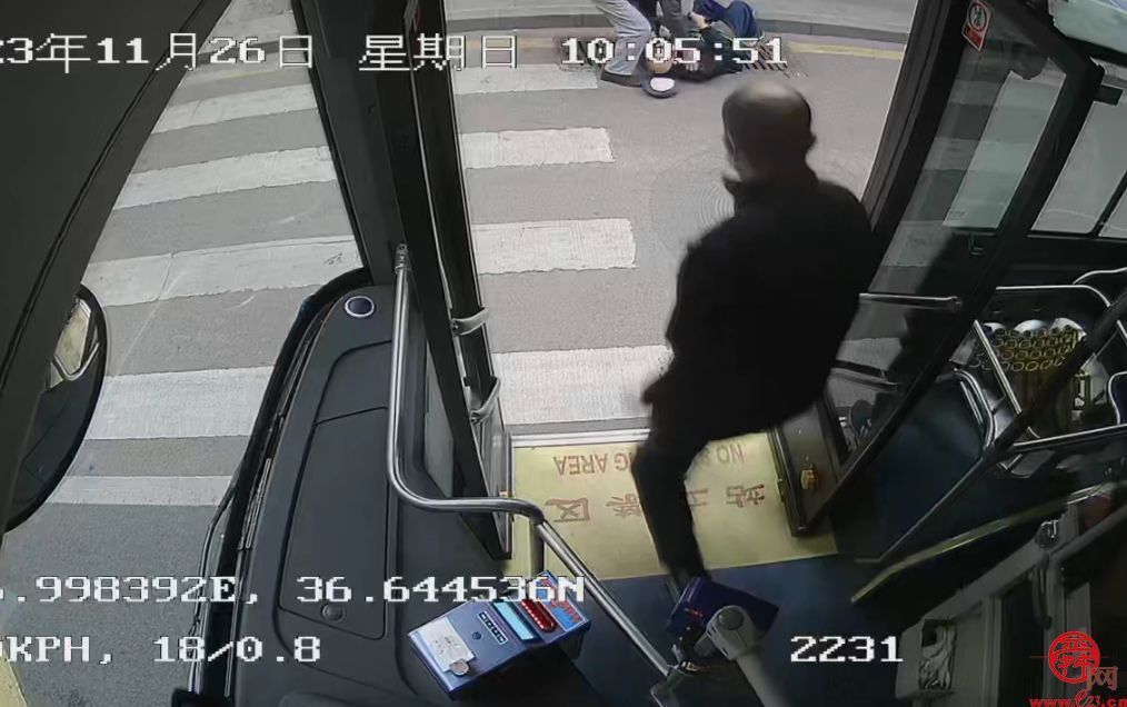 老人摔倒到底扶不扶？ 这位济南公交驾驶员的做法让人服！