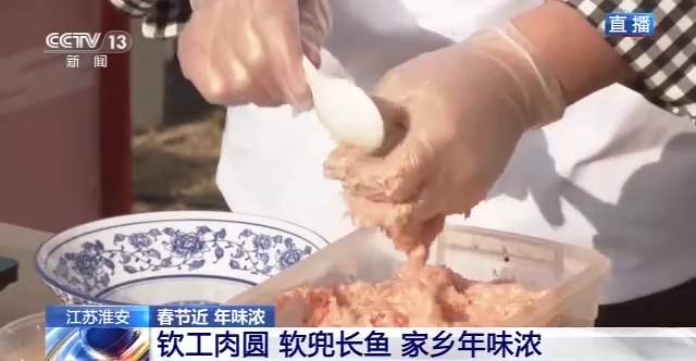 火龙表演辞旧岁 逛年货市集喜庆热闹