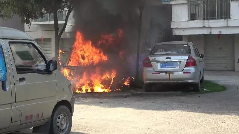 的哥以闯红灯会被罚为由拒为消防车让路，被罚200元记3分