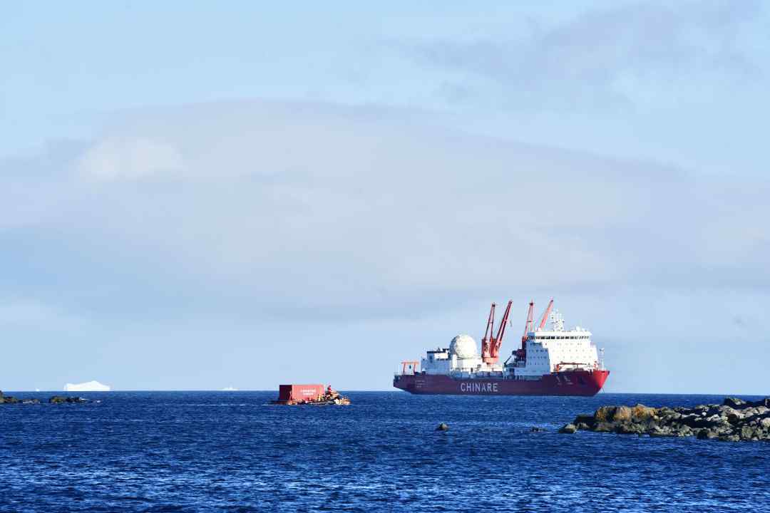 “雪龙号”完成长城站卸货任务再次起航