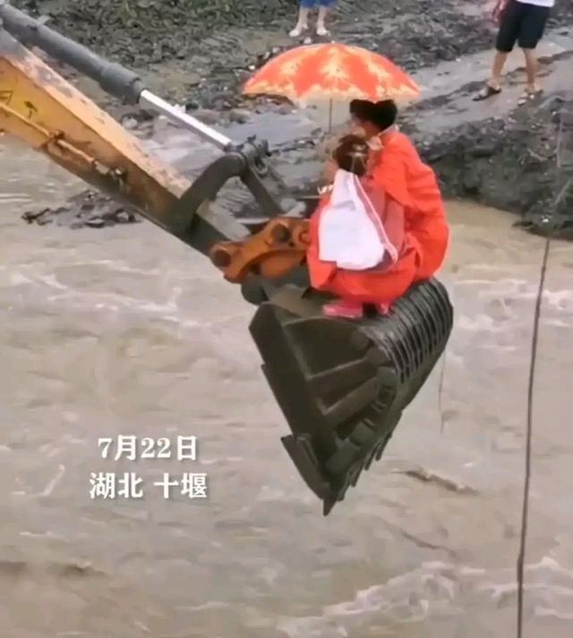 挖掘机变鹊桥送新人过河结婚|千年修得共挖机!挖掘机变鹊桥送新人过河结婚 现场画面曝光