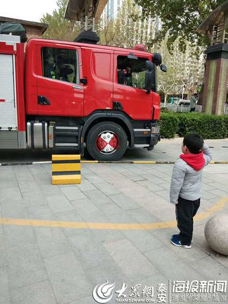 泰安六岁娃朝消防车敬礼 致谢出警消防员
