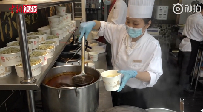 62年首次!武汉五星级酒店路边卖早餐价格亲民 热干面、牛肉粉、烧麦...应有尽有