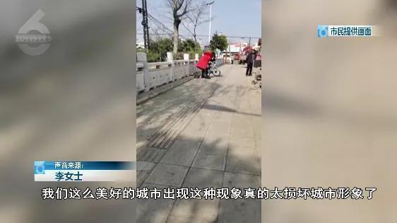 这女的“牛”！大白天拿铁锤砸共享单车 只因“没带手机出门”？