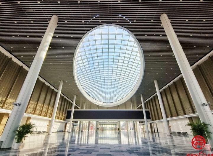 济南黄河国际会展中心“黄河之眼”玻璃穹顶引人瞩目，揭秘全球净展览面积最大的会展中心设计建设背后