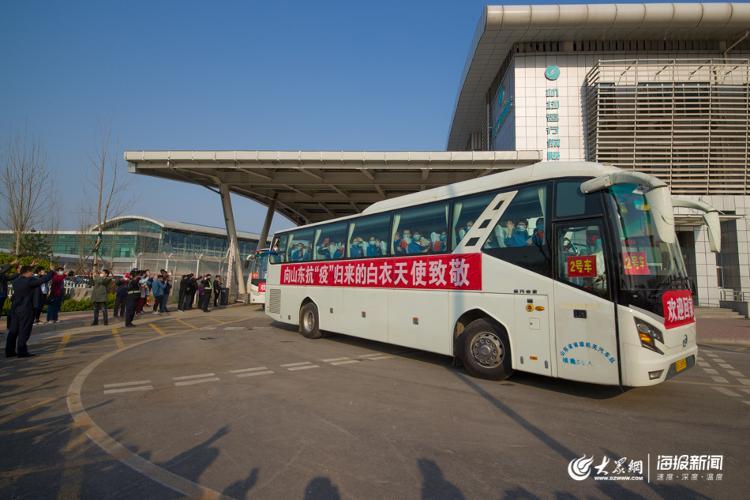 鲜花，祝福标语 民众自发机场欢迎英雄回家