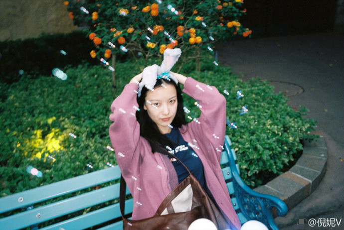 游客照模板！倪妮游迪士尼笑容灿烂