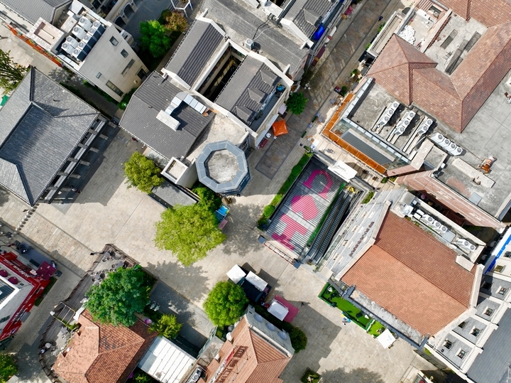 俯瞰济南经三路上的浪漫