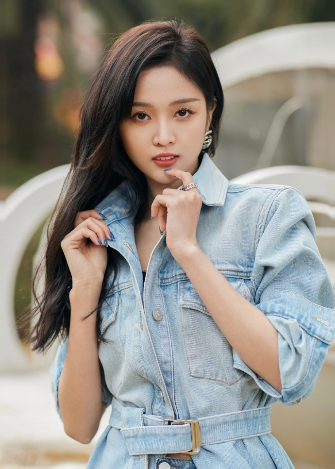 牛仔套装活力四射！吴宣仪穿牛仔套装秀长腿