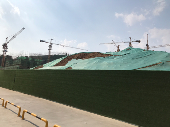 【啄木鸟在行动】历下区奥体中路贤文世家附近渣土堆覆盖不全