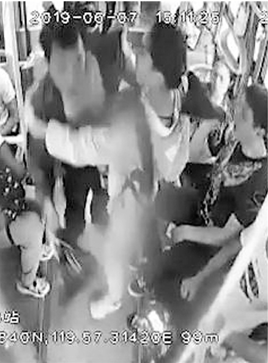 公交车上有人抢夺方向盘 初三女生挺身制止