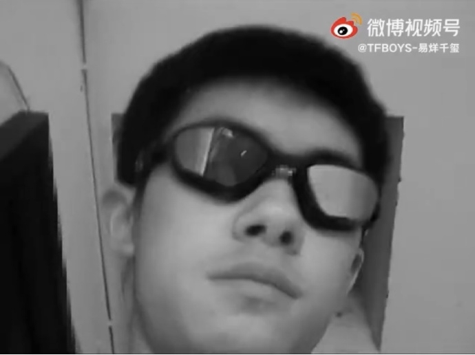 易烊千玺出关后晒出街vlog 黑白复古色调记录生活瞬间