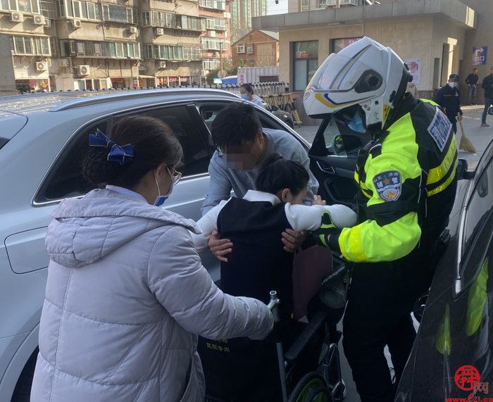 再辟生命通道！济南交警铁骑火速护送羊水破裂孕妇就医