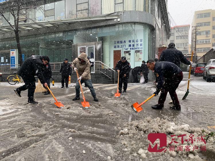 文明济南经得起大雪检阅 因为有人一直在行动