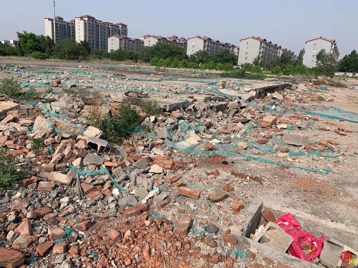 【啄木鸟在行动】章丘区龙泉大道和柳岗路交汇处附近建筑垃圾裸露