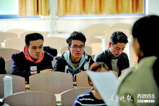 白天学习晚上创业！济南一名21岁小伙校园送零食玩起新零售
