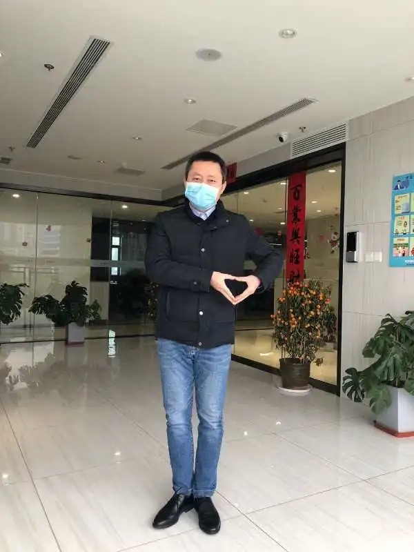 隔空照丨那个不让记者播自己姓名的90后，和妈妈同框啦！