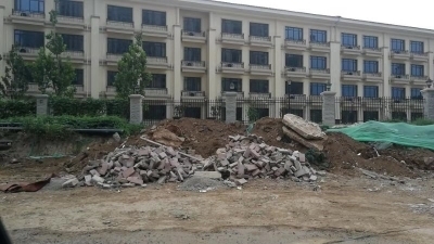 【啄木鸟在行动】长清区凤凰路一小区附近渣土裸漏