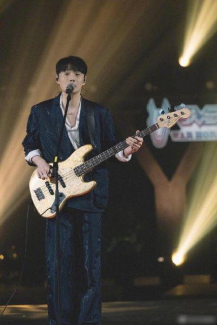 李荣浩提词器的字比别人大一倍|哈哈哈怎么会这样!李荣浩提词器的字比别人大一倍 真是又心疼又好笑