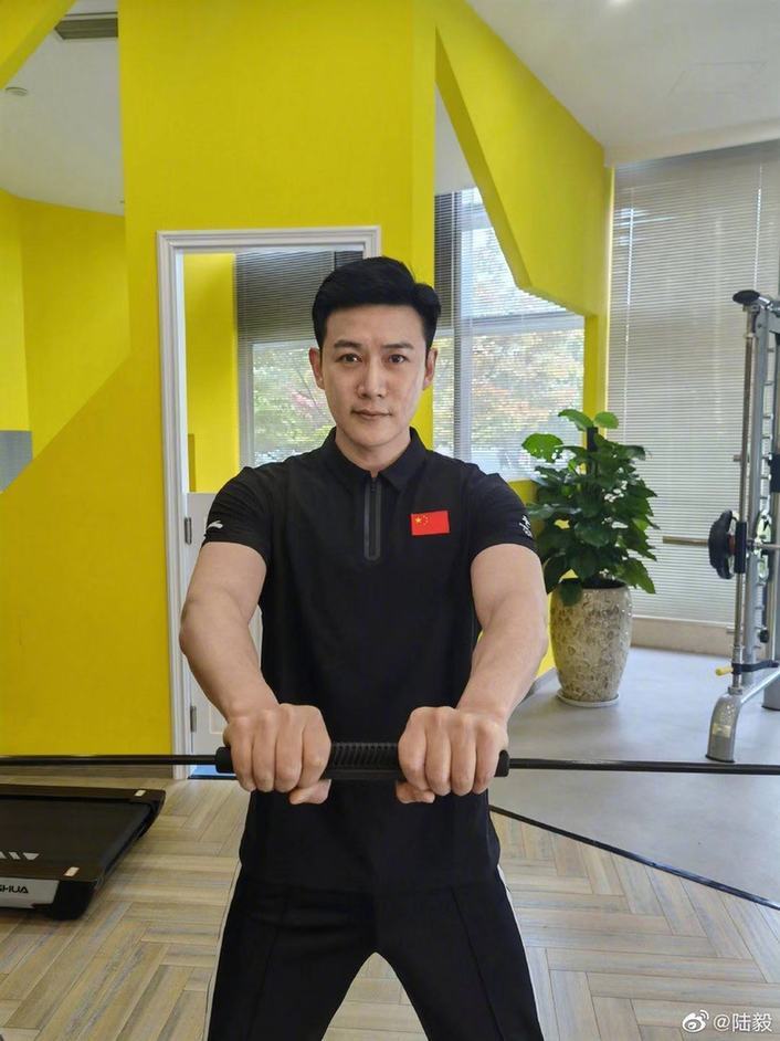 42岁上海男人陆毅沉迷健身 身材完胜20岁小鲜肉