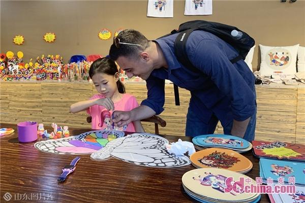 向世界讲好山东故事 外媒记者杨家埠邂逅风筝、年画与民俗