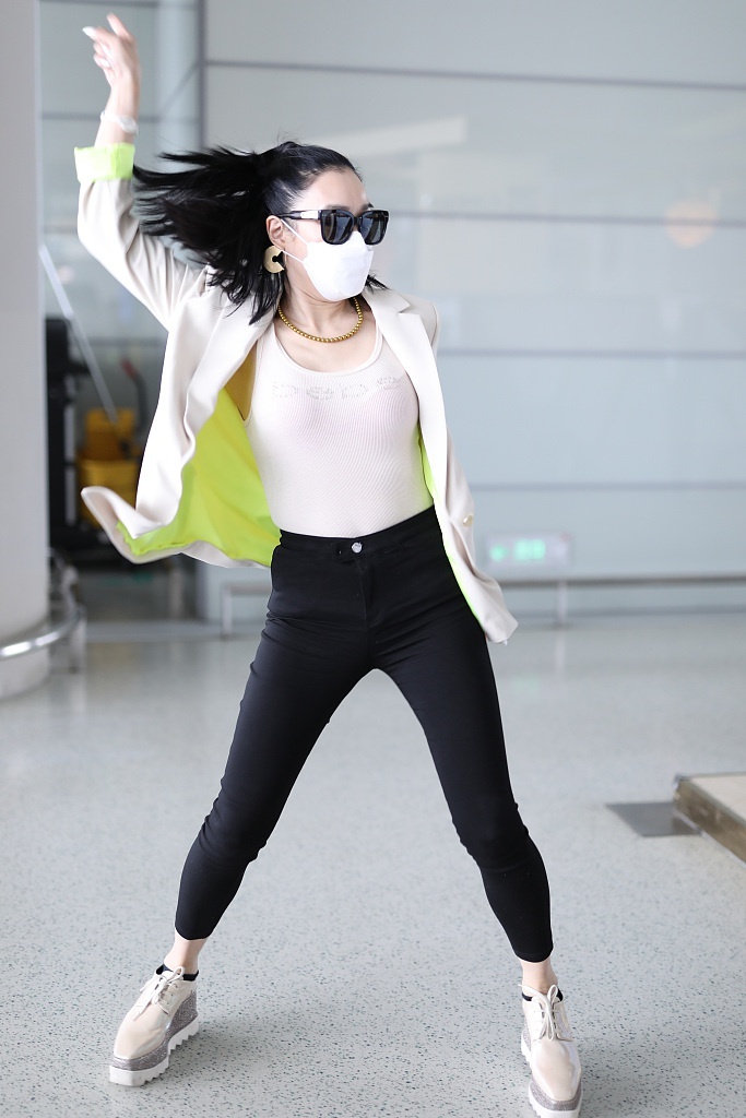 魔性十足!钟丽缇机场教大叔跳无价之姐 这舞蹈太上头了