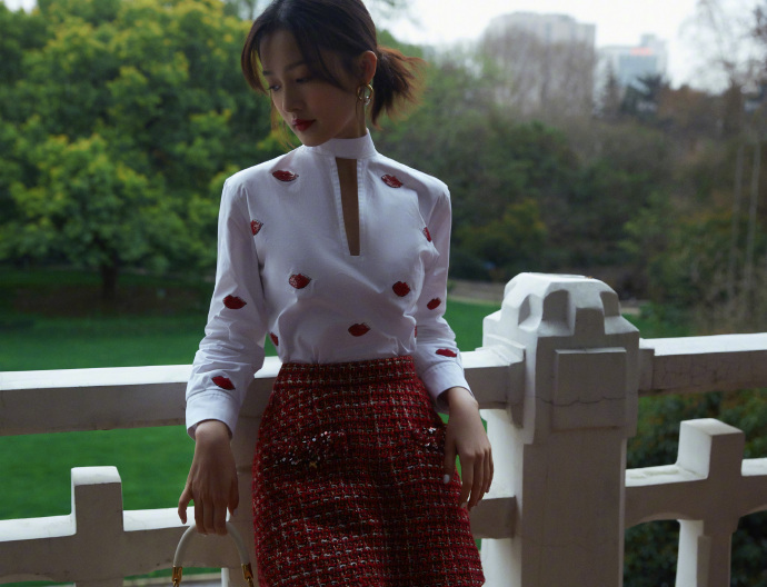 李沁春雨大片曝光神态优雅展现古典美