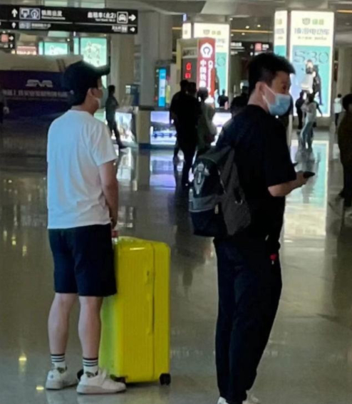 郭麒麟坐高铁被偶遇 白T恤搭配黑短裤打扮休闲随性