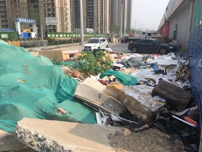 【啄木鸟在行动】舜馨路与新黄路交汇处渣土及垃圾裸露