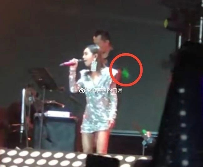 蔡依林表演期间被激光笔照射 闭眼敬业完成演出
