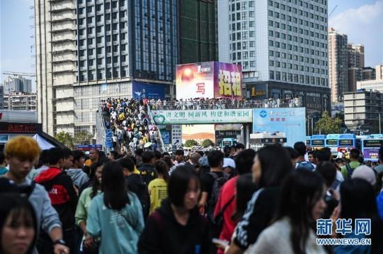 返程客流迎高峰 铁路方面各地纷纷加开旅客列车