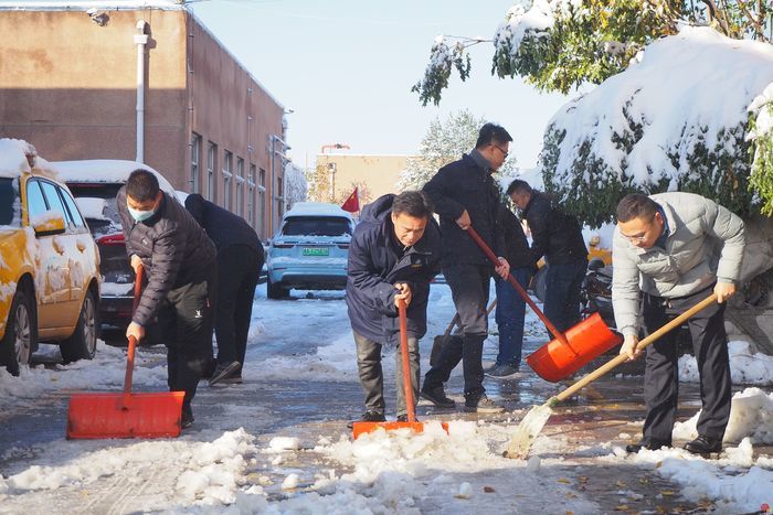 全员扫雪铲冰  能源济小华扫出一道道温暖安全路
