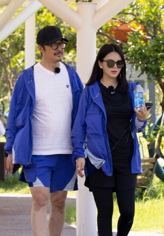 李湘王岳伦风波后合体现身|【吃瓜围观】李湘王岳伦风波后合体现身，夫妻全程牵手搂腰甜蜜爆表