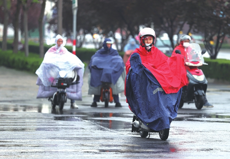 济南多地春雷响起降急雨