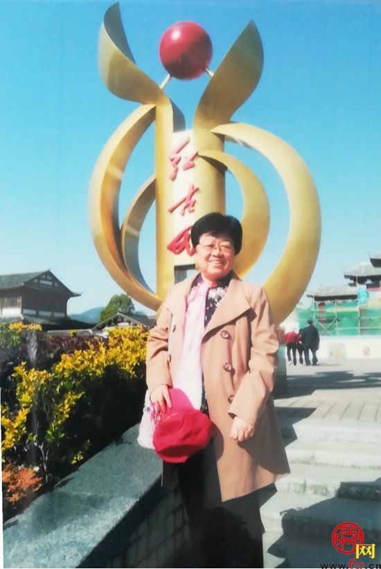 他们兴趣广泛，多才多艺—— 七旬老人  巧手绣出春光来