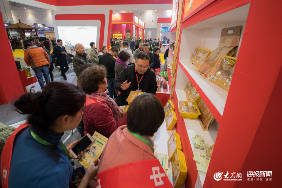 山东国际糖酒会举行，现场特色小吃人气旺