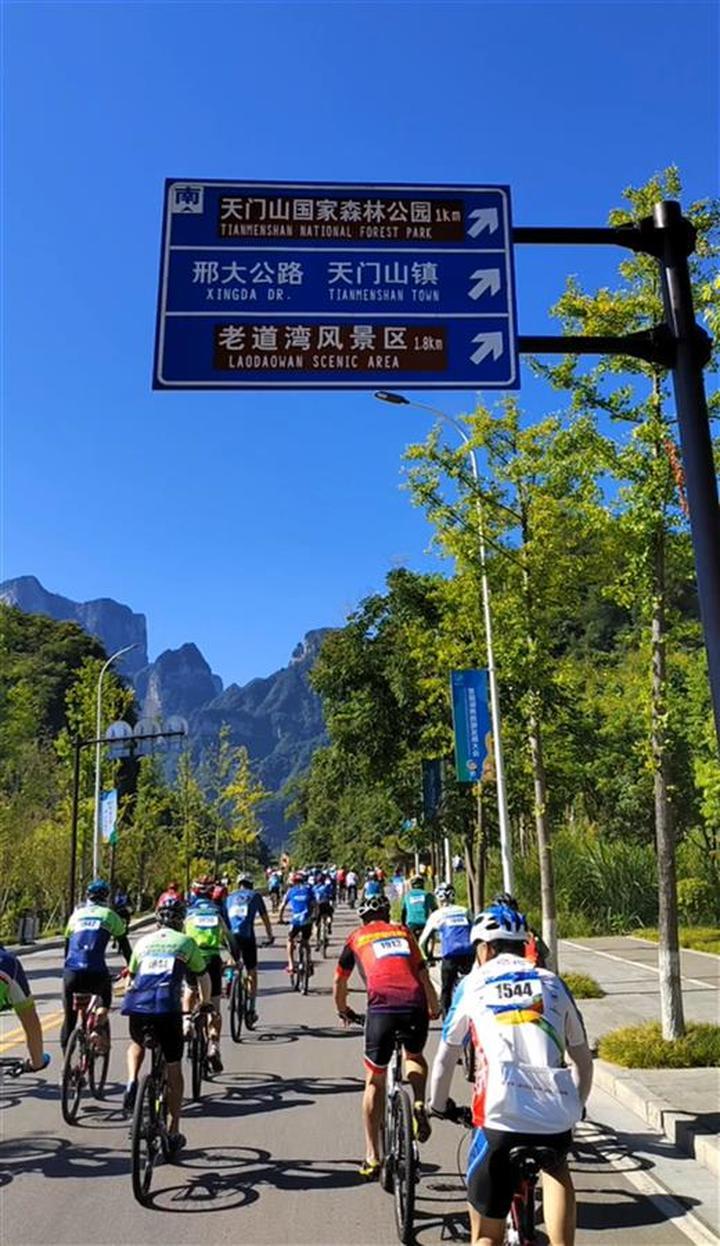 官方确认张家界自行车赛跌落骑手死亡：已展开调查