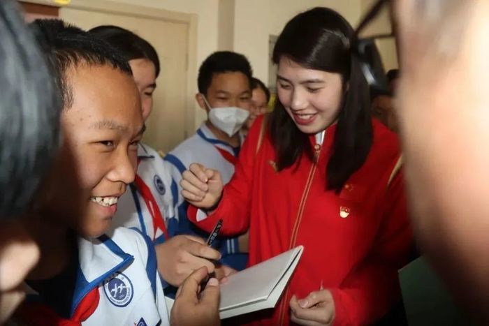  分享励志人生！国家游泳队奥运全运冠军走进济南育秀中学